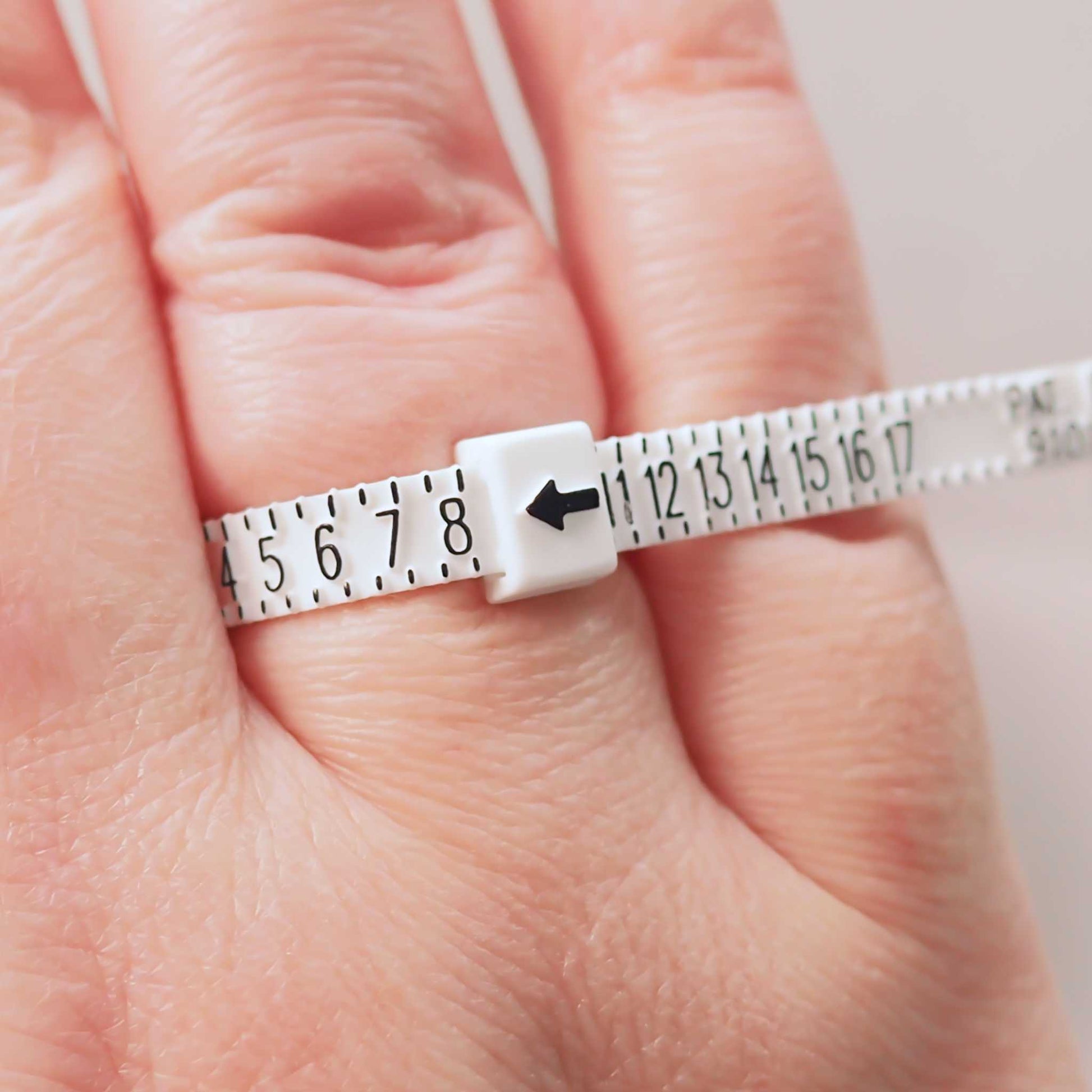 Ring Size measure gauge for measuring fingers using the US sizing system in numbers from 1 to 17